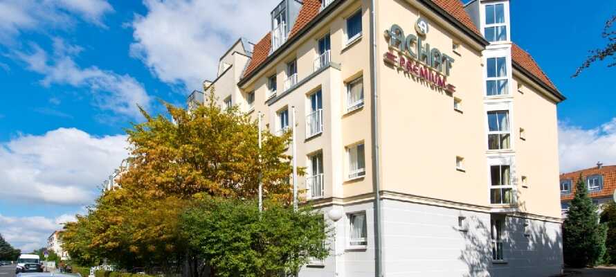Hotellet ligger placeret i Laubegast distriktet, hvorfra det tager ca. 20 minutter at køre ind til Dresdens historiske centrum.