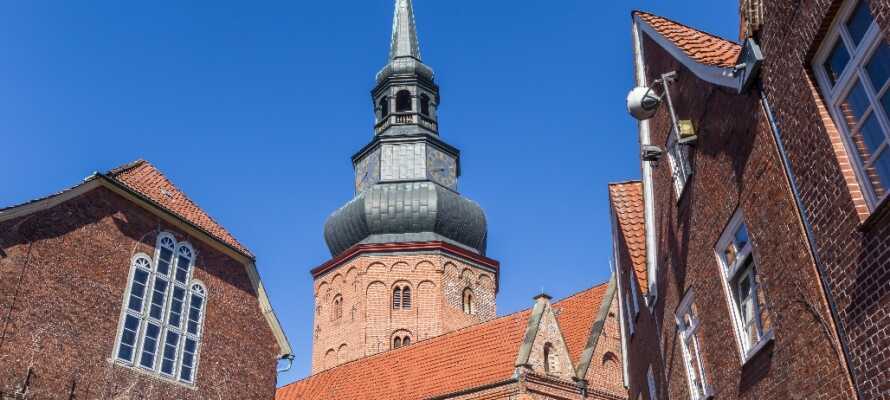 Se den smukke St. Cosmae Kirche i Stades gamle bycentrum. Kirketårnet er også byens vartegn.