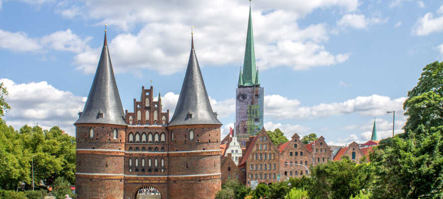 Oplev spændende seværdigheder såsom Holstentor, tag på shoppingtur og smag på den berømte marcipan i Lübeck