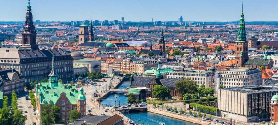 Cirka 10 kilometer från hotellet hittar ni Köpenhamn, som har allt vad en storstad kan erbjuda.
