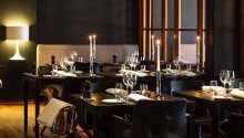 Hotellets restaurang är en upplevelse i sig och hör till Danmarks bättre. Menyn inspireras av säsongens färska råvaror