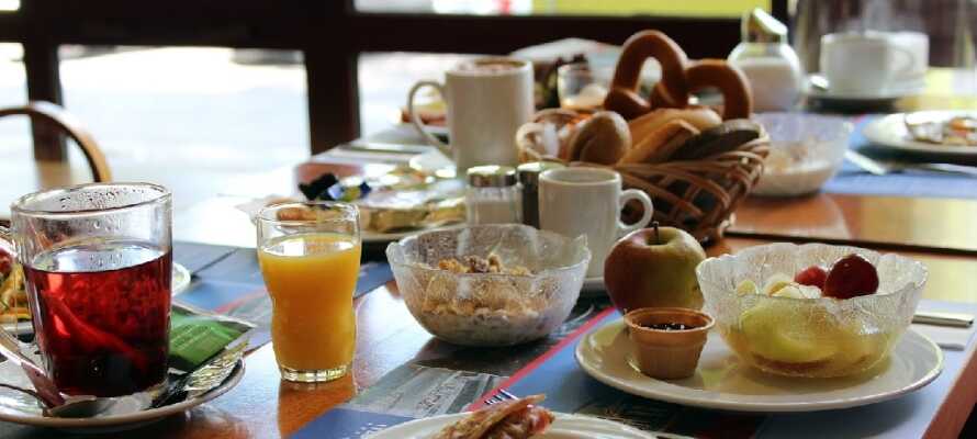 Start dagen med morgenbuffet i hotellets rare morgenmadsrestaurant, så I er fyldt med energi til dagens mange oplevelser.