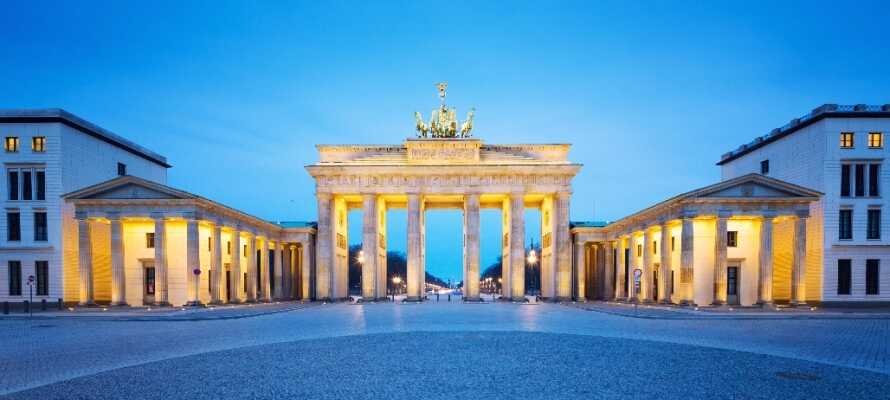 Se alle de berømte steder og attraktioner, som f.eks. Berlinmuren, Siegessäule, Fernsehturm og som her Brandenburger Tor!