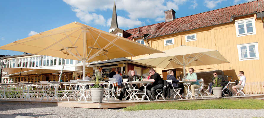Hotellet byder på god mad, vinkældre på klosterområdet og en udendørs restaurant med panoramaudsigt over søen Mälaren.