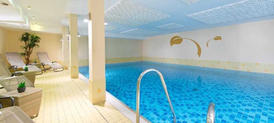 I har gratis adgang til fitnessrummet og hotellets wellnessområde, som byder på indendørs pool, sauna og dampbad.