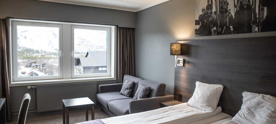 Fra hotelværelset har I enten udsigt udover Ustedalsfjorden eller udover skibakkerne og Geilotoppen.