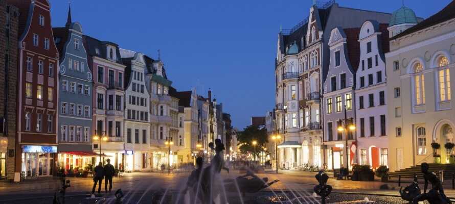Tag på udflugt og besøg f.eks. den evigt charmerende middelalderby, Rostock, nord for hotellet.