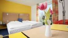 Hotellets værelser er farverigt og charmerende indrettet og tilbyder et højt komfortniveau