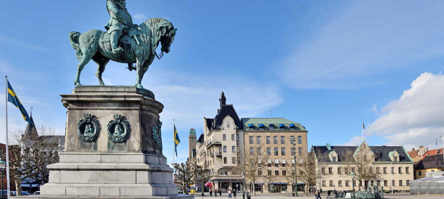 Her bor I lige ved Gustaf Adolfs Torg, bare et stenkast fra byens mange restauranter og butikker.