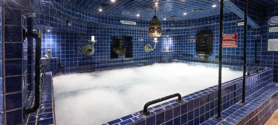 Hotellets Leninbad, med inspiration från S:t Petersburg, har varm- och kallbad, ångbastu, fotbad samt behandlingar.