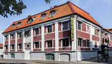 Bo centralt i Varberg på det charmiga Hotell Gästis i ett vackert 1700-tals hus