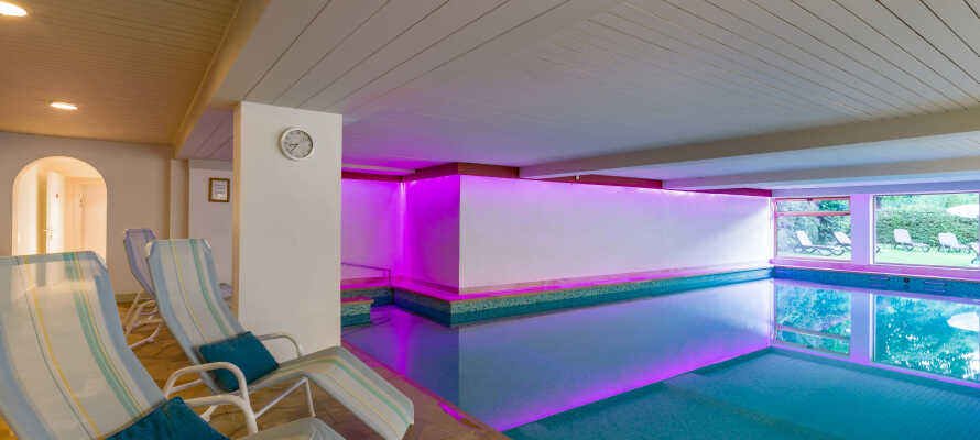 Efter en oplevelsesrig dag kan I slappe af i hotellets lille spaområde, som bl.a. byder på en indendørs swimmingpool.