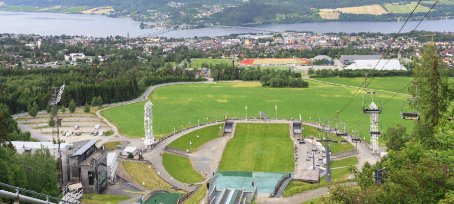 Hotellet ligger kun 18 km nordøst for Lillehammer, hvor I blandt andet kan besøge friluftsmuseet Maihaugen.