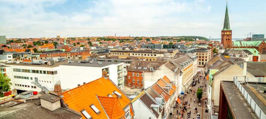 Hotellet ligger blot 4 km. udenfor Aarhus centrum og tilbyder et godt udgangspunkt for at opleve byens mange muligheder.