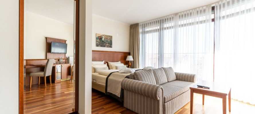 Hotellets værelser findes i mange forskellige kategorier, og giver ideelle rammer både for enkeltrejsende, par og store såvel som små familier.