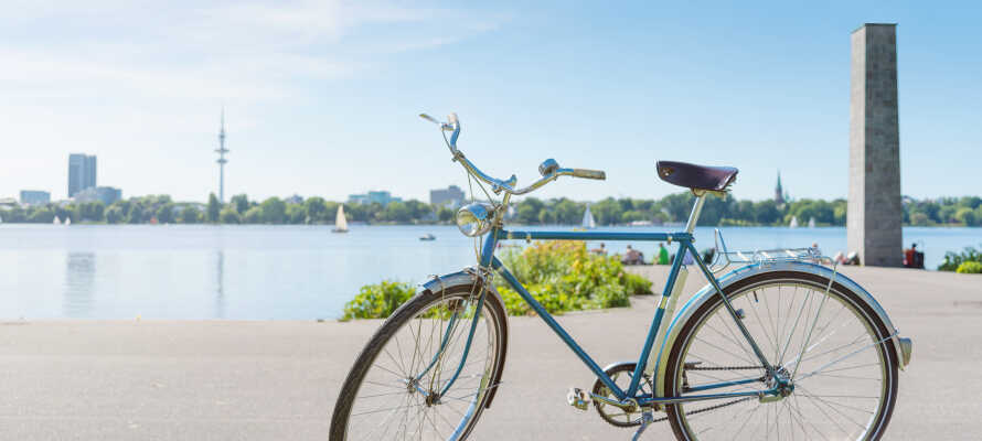Lej en cykel på hotellet og nyd f.eks. en hyggelig cykeltur rundt om Aussenalster-søen.
