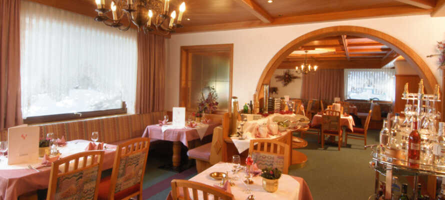 Hotellets restaurant serverer velsmagende regionale og internationale retter.