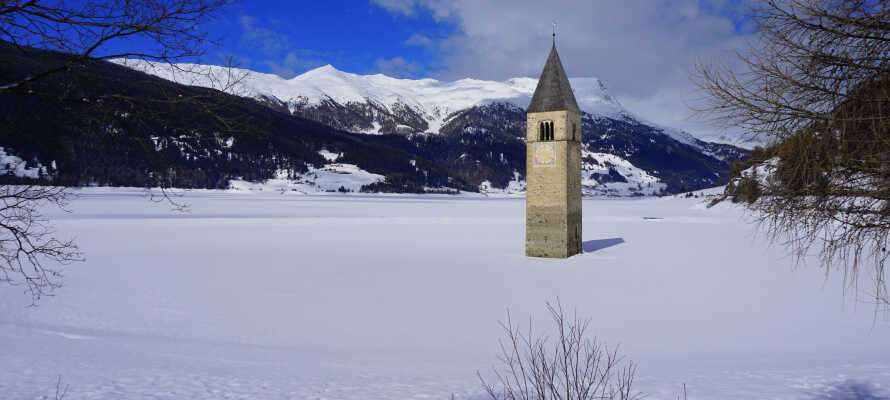 En udflugt til Reschensee om vinteren er et must for enhver feriegæst i regionen.