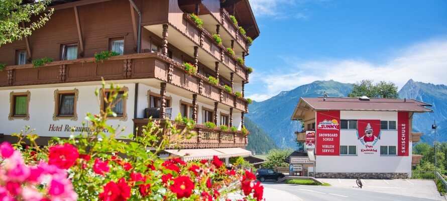 Hotellets traditionelle, alpine atmosfære indbyder til hyggelige stunder.
