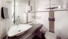 Alle værelser er udstyret med eget badeværelse med toilet og bruser eller badekar.