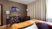 Hotelværelserne er moderne indrettede i varme farver og med komfortable møbler.
