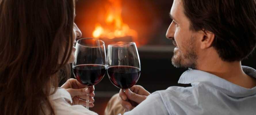 Nyd et glas vin foran pejsen og slap af i rolige omgivelser efter en begivenhedsrig dag.