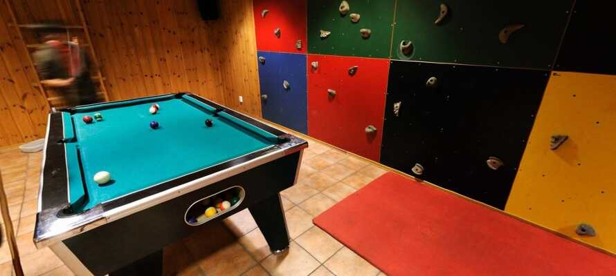 I kælderen er der et aktivitetsrum med PlayStation 2, bordtennis, bordfodbold, air-hockey, billard og klatrevæg.