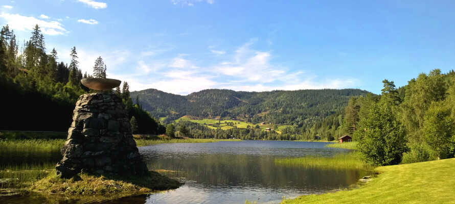 I har en ideel base for vandre- og cykelture i Telemarks fantastiske natur, og hotellet ligger også tæt på en sø med badestrand.