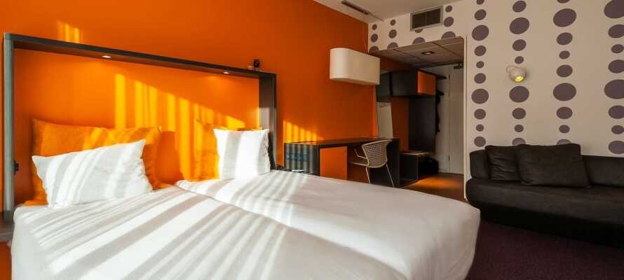 Hotellets nydelige og moderne værelser er indrettet i varme farver og tilbyder et 4-stjernet komfortniveau.
