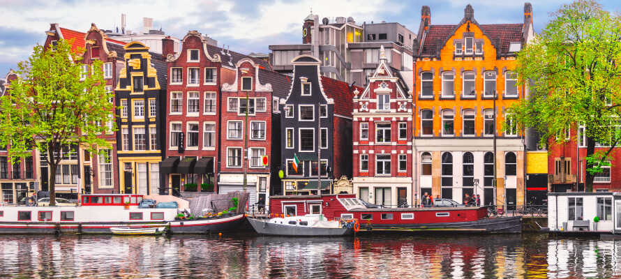 Den smukke kanalby og hovedstad, Amsterdam, ligger mindre end en times kørsel fra hotellet!