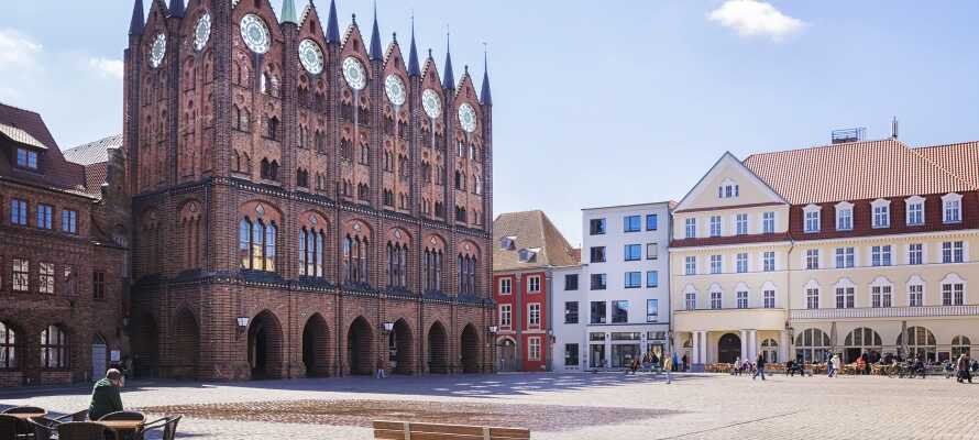 Gå på opdagelse i den UNESCO-listede by, Stralsund, som har masser af historiske seværdigheder og gode shoppingmuligheder.