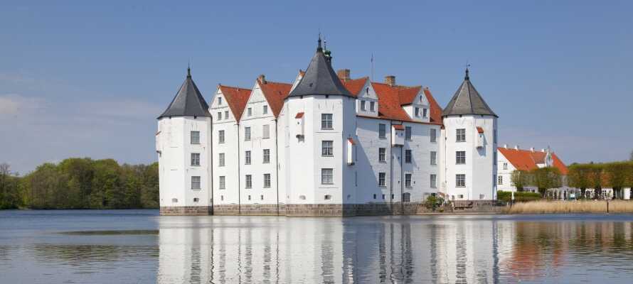 Besök några av de vackra slotten i Nordtyskland t.ex. Schloss Glücksburg och Scloss Gottoro.