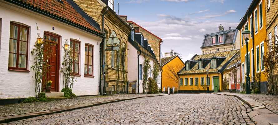 Oplev Lunds charmerende historiske huse og brostensbelagte gader.