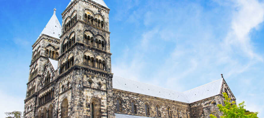 Lunds imponerende katedral stod færdig i 1145 og er bestemt et besøg værd. Katedralens to tårne er 55 meter høje.