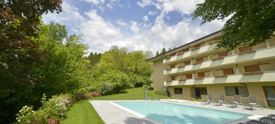 Hotellet ligger i den norditalienske spakommune, Comano Terme, omgivet af smukke bjerge, parker og UNESCO-listede områder.