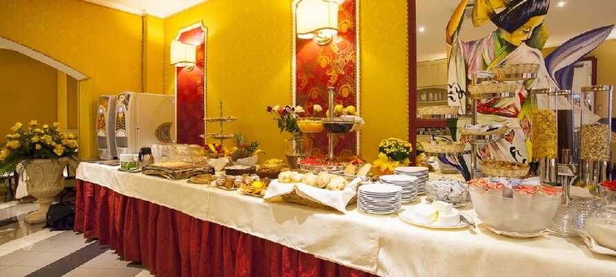 Hver morgen serveres en overdådig morgenbuffet som nydes i hotellets elegante omgivelser.