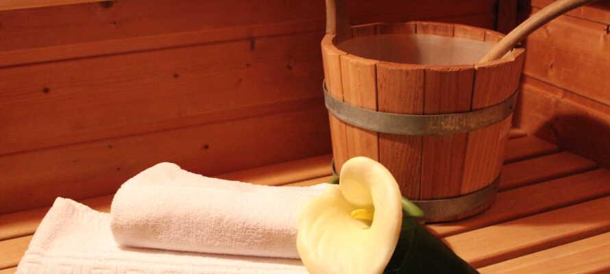 Under opholdet kan I slappe af i hotellets lille wellnessområde hvor der er sauna.