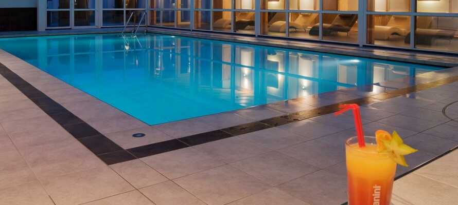 Slap af i det smukke wellnessområde med indendørs pool, dampbad og tre forskellige sauaner.
