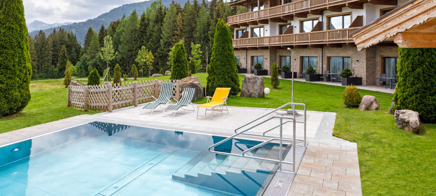 Slap af i hotellets dejlige wellnessområde og nyd en dukkert i den opvarmede udendørs swimmingpool.
