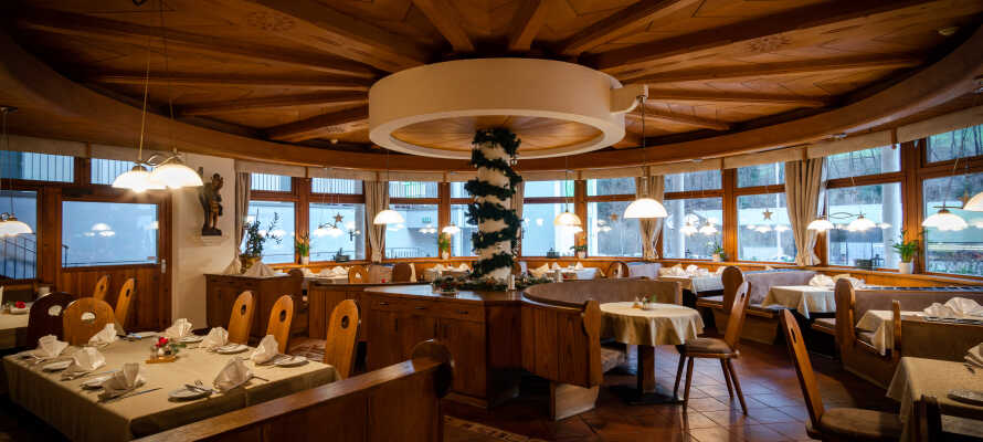 Hver aften kan I se frem til et dejligt måltid i hotellets traditionelle tyrolske restaurant.