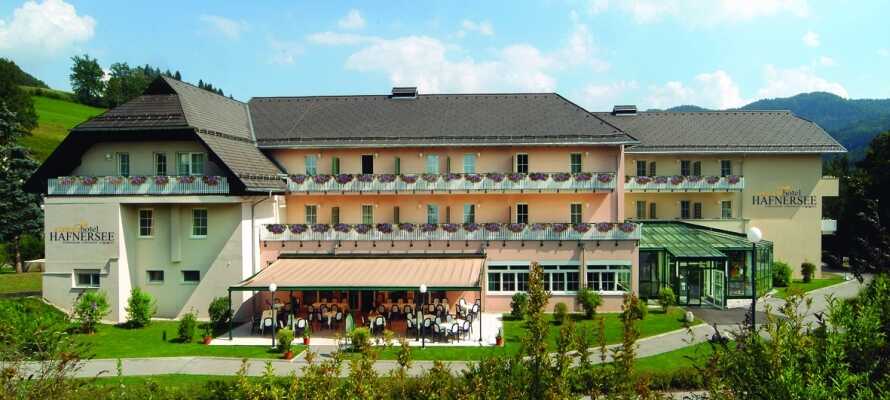 Dette hotel har en suveræn beliggenhed blandt søerne og kalkstensalperne i det sydlige Østrig