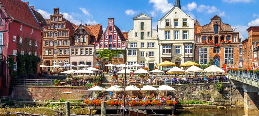 Tag på sightseeing og nyd den dejlige stemning i Lüneburg, eller kør på udflugt til storbyen, Hamborg.