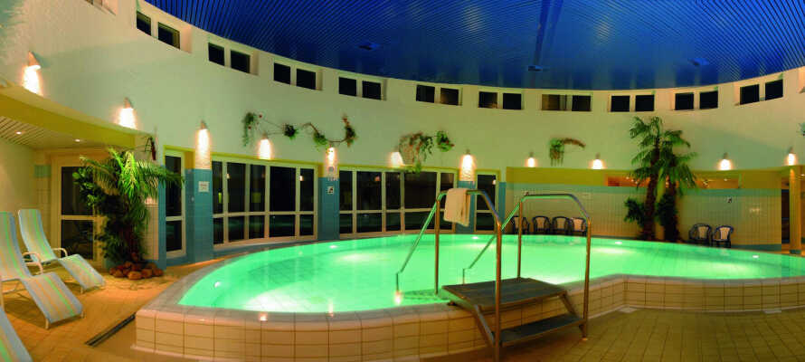 Slap af i hotellets wellnessafdeling med indendørs pool, sauna, dampbad og jacuzzi