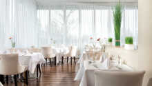 Den ljusa restaurangen Bellevue på hotellet serverar både regionala och internationella rätter.