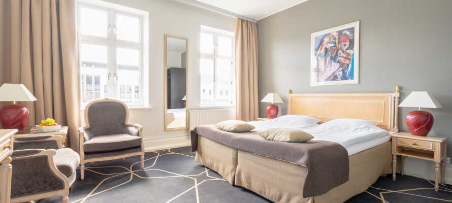 Hotellets flotte dobbeltværelser tilbyder et højt komfortniveau med Smart-TV og behagelige senge
