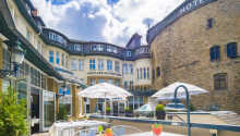 Hotel DER Achtermann har en skøn udendørs terrasse, hvor der også serveres drinks og snacks.