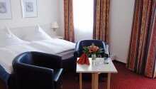 Hotellets værelser er lyst indrettet og tilbyder behagelige rammer for Jeres ophold