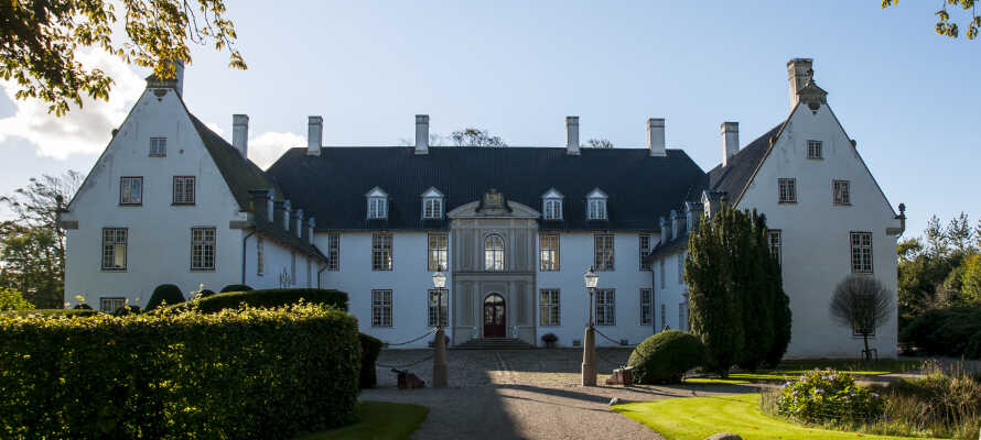 Hotellet ligger i kort afstand fra det barokke Schackenborg Slot, hvor I bl.a. kan gå en tur i slotsparken