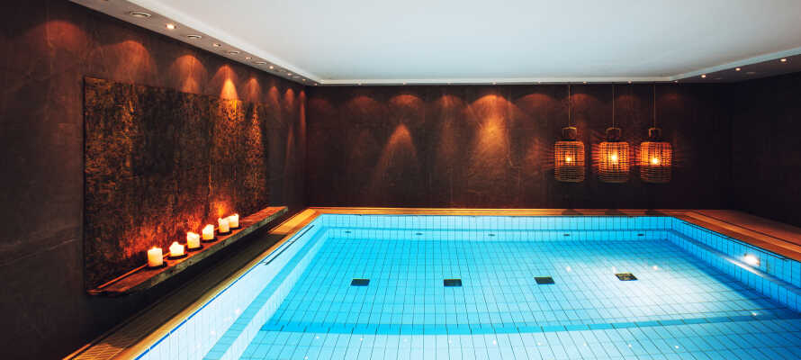 Hotellets swimmingpool er 8x8 meter stor, og tilbyder god plads for sportslig udfoldelse.