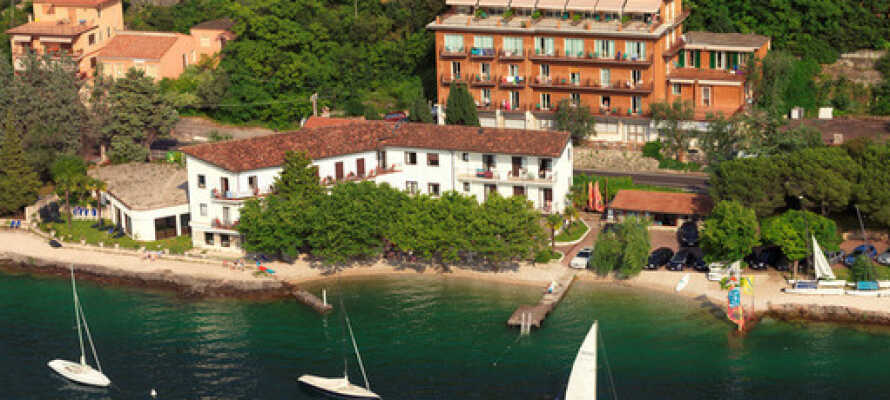 Hotellet har en skøn beliggenhed mellem Gardasøen og Monte Baldo.